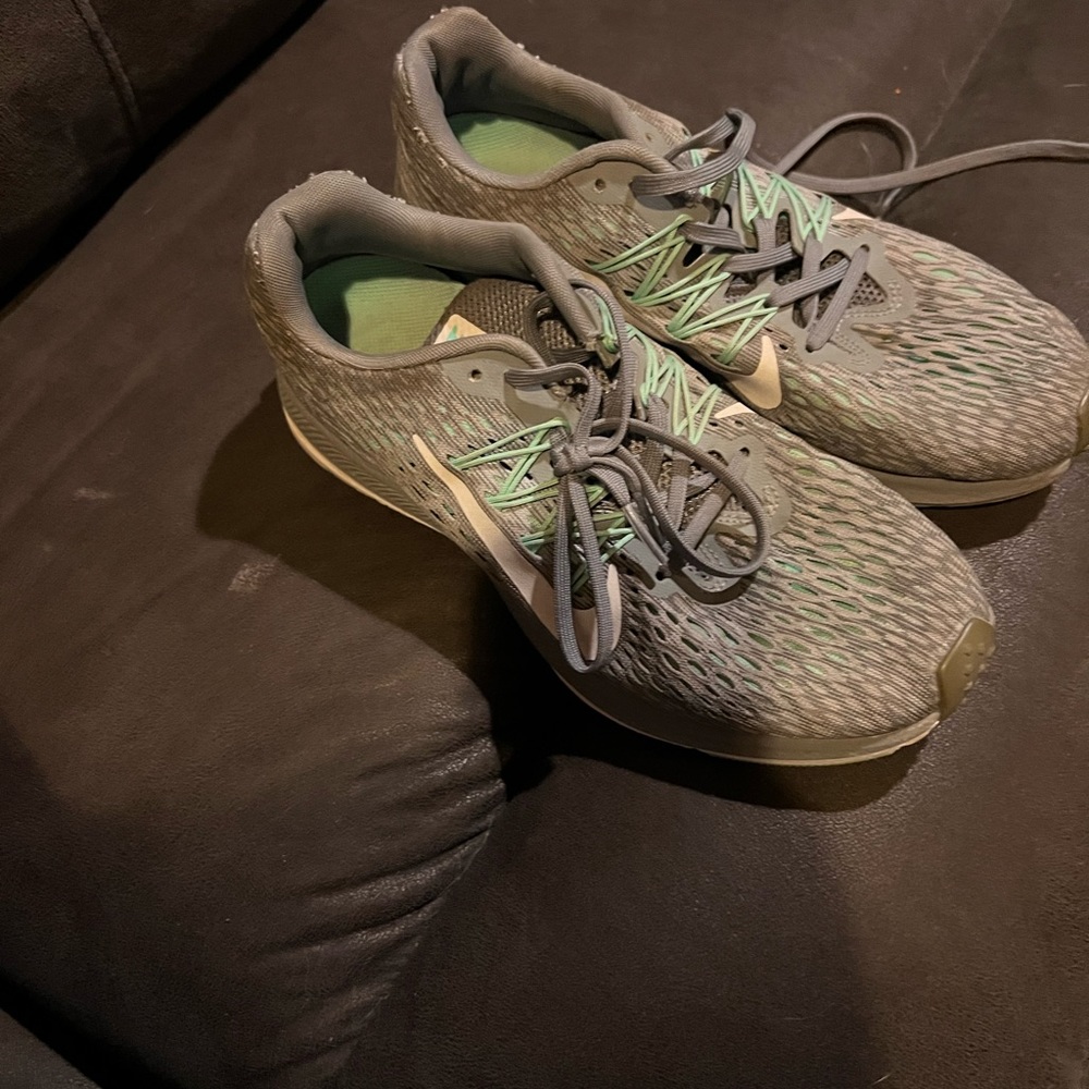 Nike size 8 women’s shoe